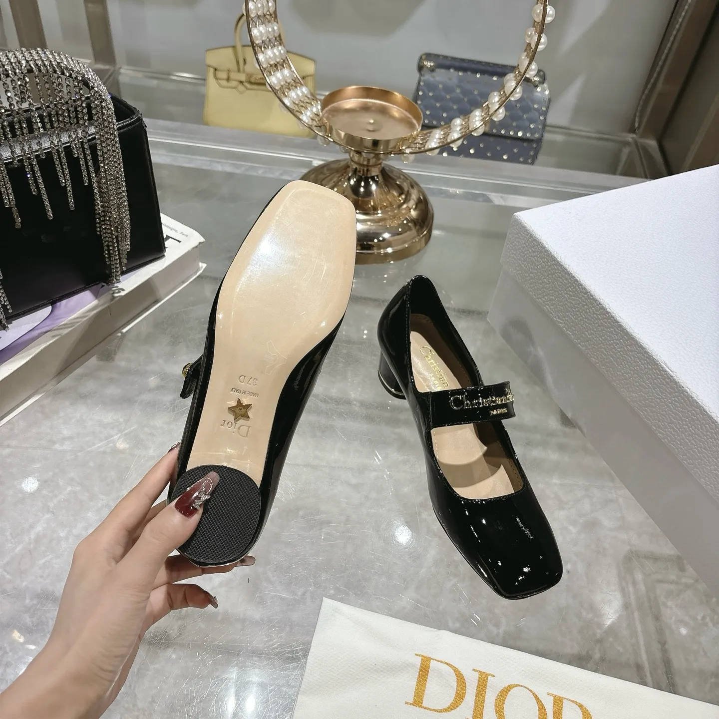 💕💕Factory direct selling price p560💕💕 💕25ss early spring new Dior Dior D-My hardware letter square toe high heels 👠This My Dior high heels are a new product in the 2025 spring and summer ready-to-wear series, showing exquisite elegance. Carefully crafted from cow leather, it is embellished with gold buckles and a metallic Christian Dior Paris logo, making it highly recognizable and highlighting Dior's extraordinary craftsmanship. Graphic style heels complement each other, making the fashionable design more elegant. Upper: cow patent leather. Inner foot pad: sheepskin. Sole: Italian genuine leather outsole. Heel height: 4cm 7.5cm. Size: 35-39 (34.40.41. Customized items are non-refundable)